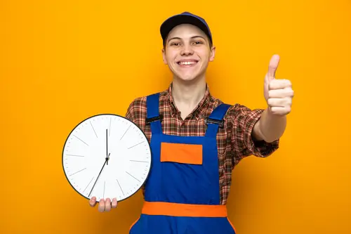 Majstor koji je uradio svoj posao i drži sat